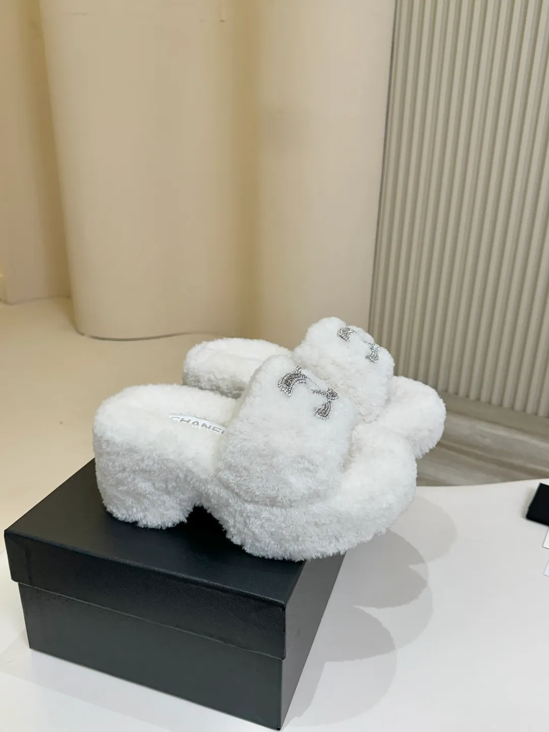 👟👟Ex-factory price 480👟👟 Chanel CHANEL thick-soled fur flip flops｜Finally waited for this pair of the same style from the star show🧚♀️ The upper is covered with soft and waxy lamb wool, with a classic double C diamond buckle✨The texture is full of texture. As soon as you put it on, your sense of luxury soars instantly. The inner lamb wool fabric is as comfortable as stepping on clouds☁️ Thickened rubber soles, 8cm at the heel, 6.5cm at the forefoot, with raised bars, easy to wear with long legs~ The wedge heel design is super easy to walk, lazy and fashionable. It is very elegant for daily outings and date wear. It is a must-have and versatile artifact for this autumn and winter, waiting for you~ #chanel slippers #Celebrity Style #Advanced Wearing Fabric: Lamb 🐑 Wool Lining: Lamb 🐑 Wool Feet: lamb 🐑 hair Outsole: wear-resistant and non-slip rubber outsole Size: 35–40